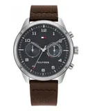 Reloj Tommy Hilfiger Hombre | Coleccion Patrick | Modelo 1791785 | Caja Redonda | Ø 44mm Acero inoxidable | Cierre Hebilla | Movimiento Cuarzo | Dial Negro | Cristal Mineral | Correa Cuero Cafe | 50m / 5 ATM | Línea Deportiva