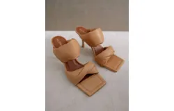 Alohas Twist Strap Leather Mules In Camel