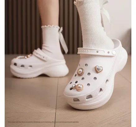 Sandalias de cuña CROCS Retro Little Whale para mujer 206302-100 Tamaño 37-38